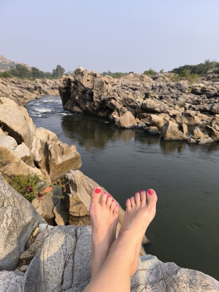 Pieds_Hampi_India Pieds nus au bord de l’eau et des rochers à Hampi, en Inde