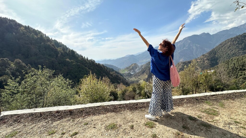 Ce que l’intensité m’a aussi apporté bras levés face aux montagnes de Dharamsala, en Inde Légende : aucune